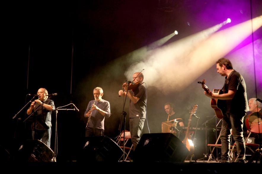 Noche de San Juan 2016 - Imagen de un grupo musical en el escenario.