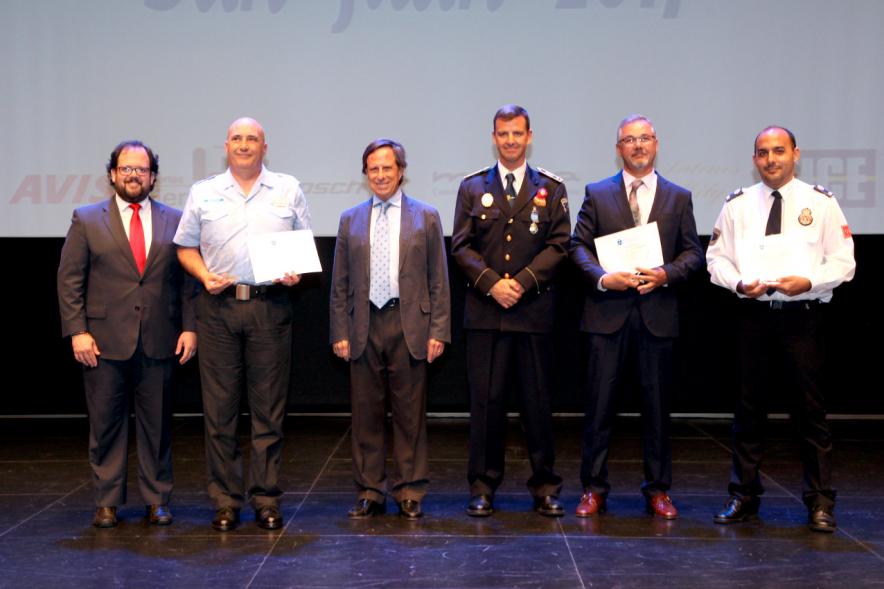 Celebración de San Juan Día de la Policía - Escenario con policías y autoridades.