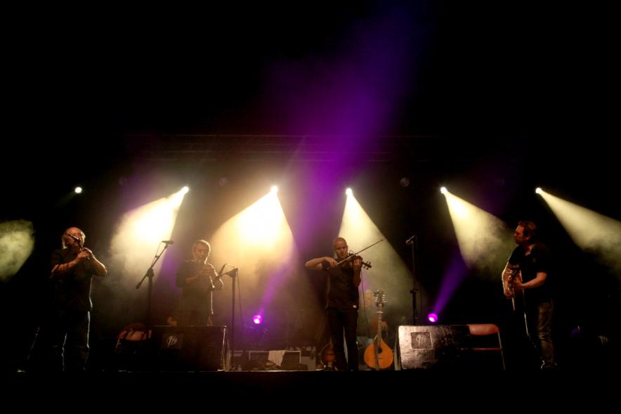 Noche de San Juan 2016 - Imagen de un grupo musical en el escenario.