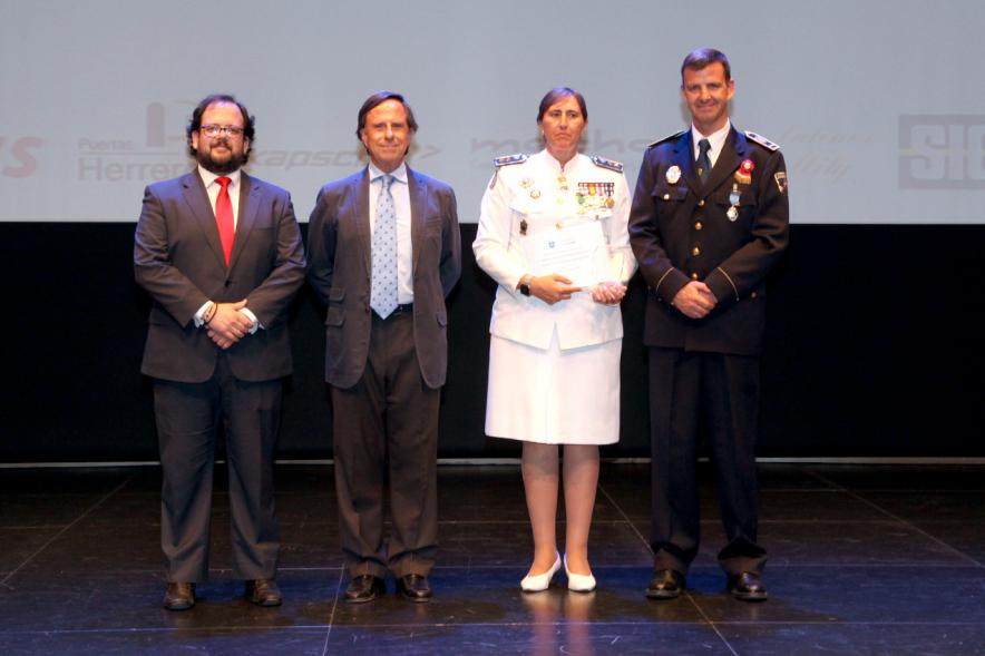 Celebración de San Juan Día de la Policía - Escenario con policías y autoridades.