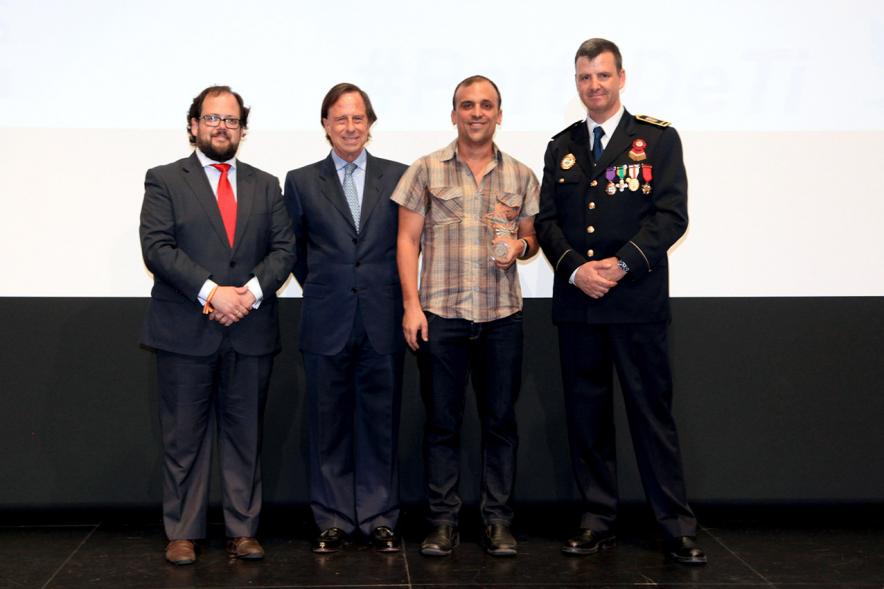 Festividad de San Juan de la Policía Local - El alcalde García de Vinuesa en el escenario con unos galardonados.