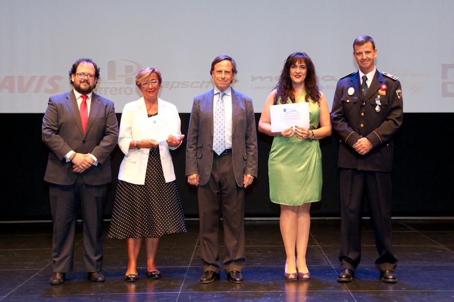 Celebración de San Juan Día de la Policía - Escenario con policía, premiadas y autoridades.