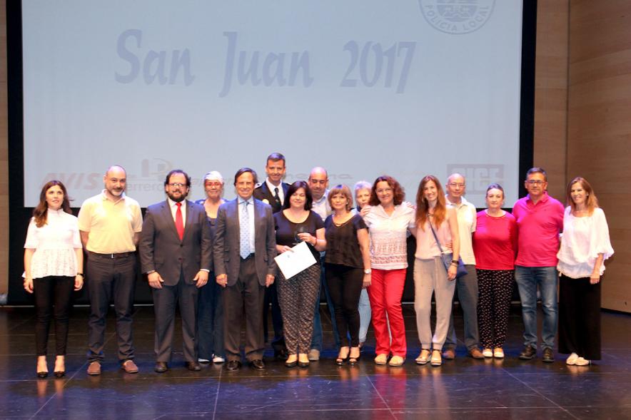 Celebración de San Juan Día de la Policía - Grupal de premiados y autoridades.
