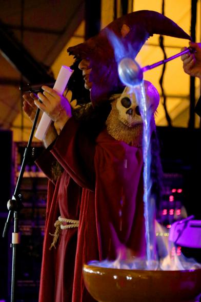 Noche de San Juan 2018 - Actividades y Hoguera de San Juan - Imagen de personas haciendo una representación.