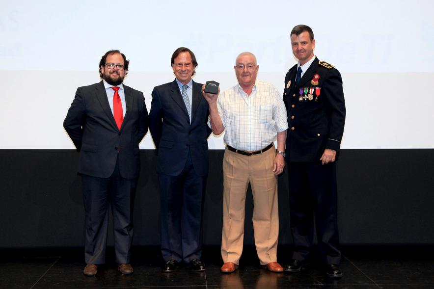 Festividad de San Juan de la Policía Local - El alcalde García de Vinuesa y otras autoridades en el escenario con un galardonado.