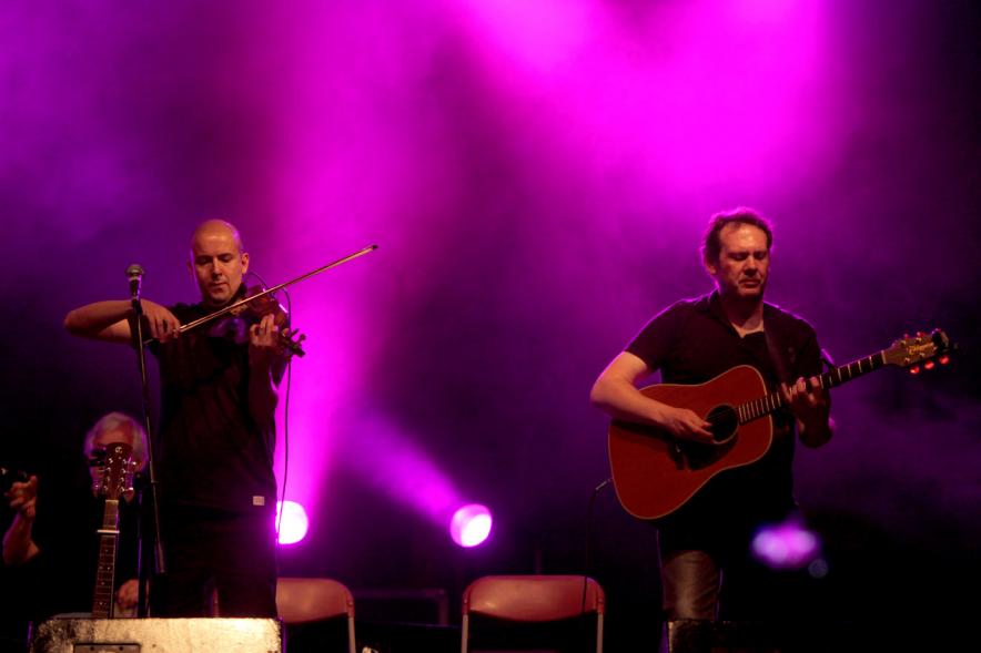 Noche de San Juan 2016 - Imagen de un grupo musical en el escenario.