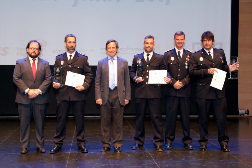 Celebración de San Juan Día de la Policía - Policías premiados con el alcalde.