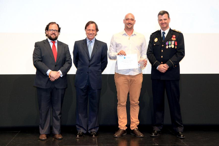 Festividad de San Juan de la Policía Local - El alcalde García de Vinuesa y otras autoridades en el escenario con un galardonado.