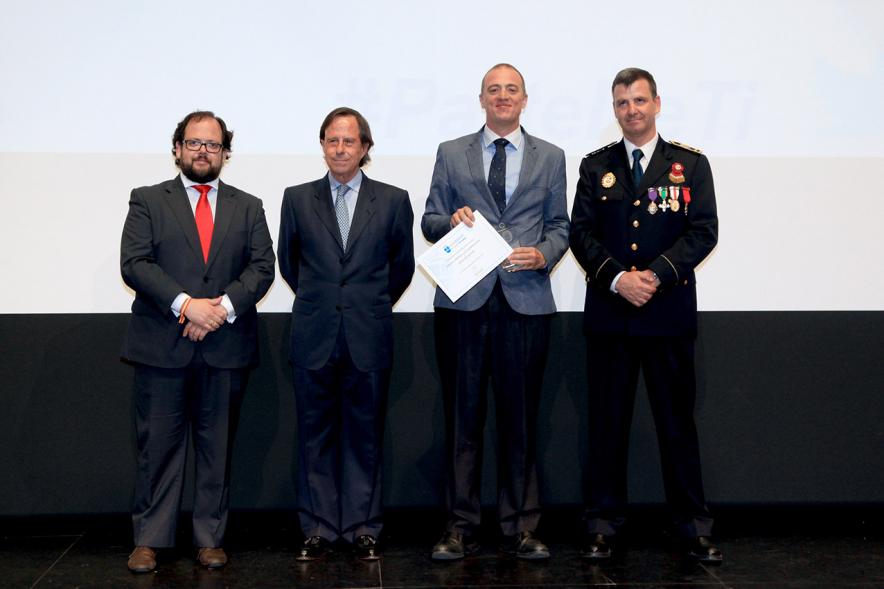Festividad de San Juan de la Policía Local - El alcalde García de Vinuesa y otras autoridades en el escenario con un galardonado.