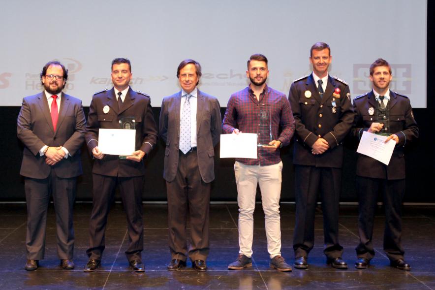 Celebración de San Juan Día de la Policía - Policías premiados con el alcalde.