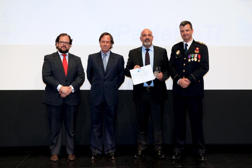 Festividad de San Juan de la Policía Local - El alcalde García de Vinuesa y otras autoridades en el escenario con un galardonado.