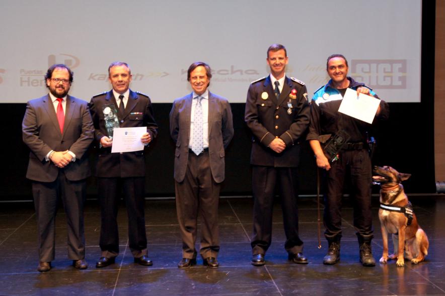 Celebración de San Juan Día de la Policía - Policías premiados, sus perros y  las autoridades.