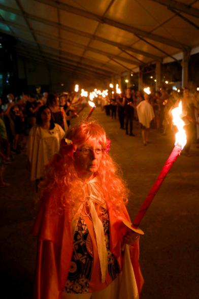 Noche de San Juan 2018 - Actividades y Hoguera de San Juan - Imagen de personas disfrazadas realizando el desfile de antorchas.