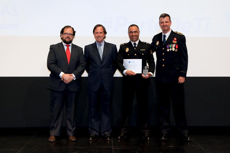 Festividad de San Juan de la Policía Local - El alcalde García de Vinuesa y otras autoridades en el escenario con un galardonado.