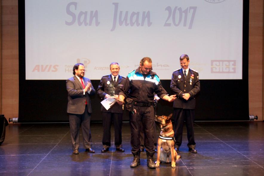 Celebración de San Juan Día de la Policía - Policías premiados, sus perros y  las autoridades.