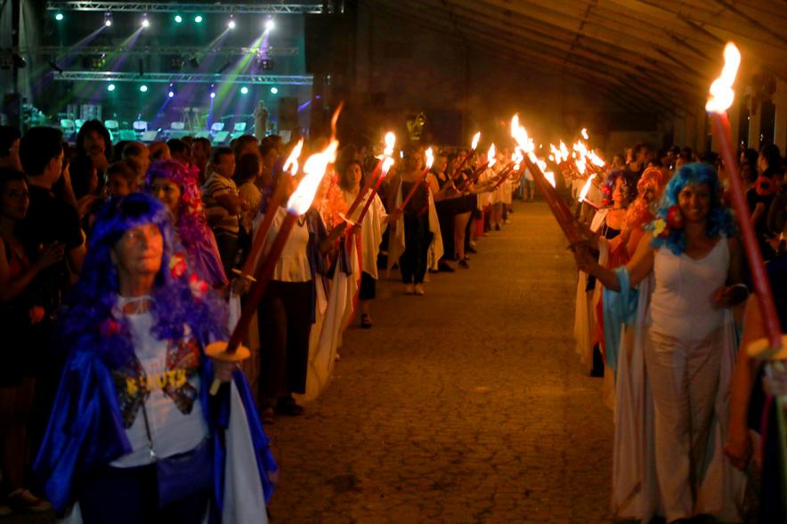 Noche de San Juan 2018 - Actividades y Hoguera de San Juan - Imagen de personas disfrazadas realizando el desfile de antorchas.