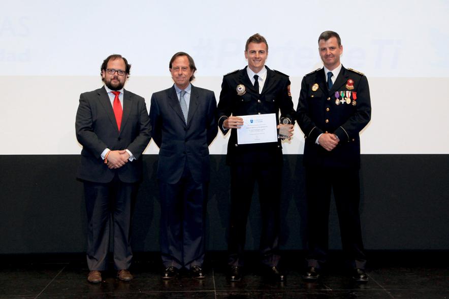 Festividad de San Juan de la Policía Local - El alcalde García de Vinuesa y otras autoridades en el escenario con un galardonado.