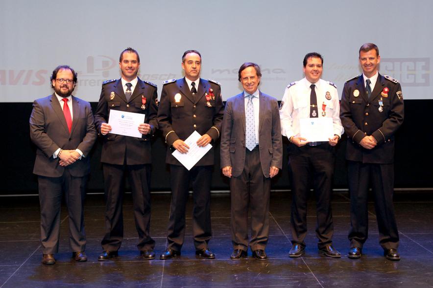 Celebración de San Juan Día de la Policía - Policías premiados y  las autoridades.