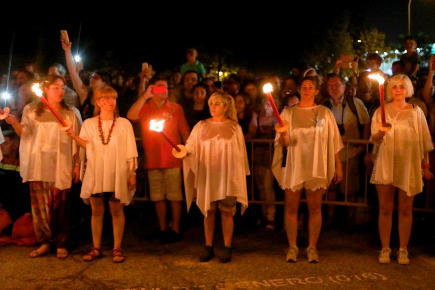 Noche de San Juan 2018 - Actividades y Hoguera de San Juan - Imagen de personas disfrazadas realizando el desfile de antorchas.