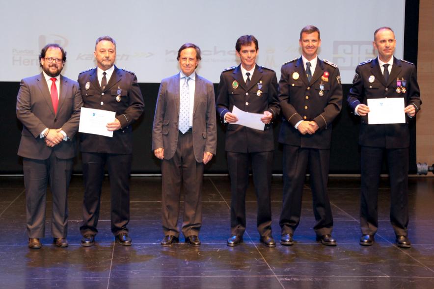 Celebración de San Juan Día de la Policía - Policías premiados y  las autoridades.