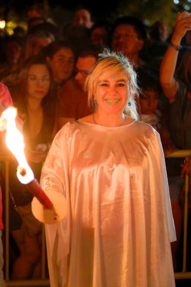 Noche de San Juan 2018 - Actividades y Hoguera de San Juan - Imagen de una persona disfrazada realizando el desfile de antorchas.