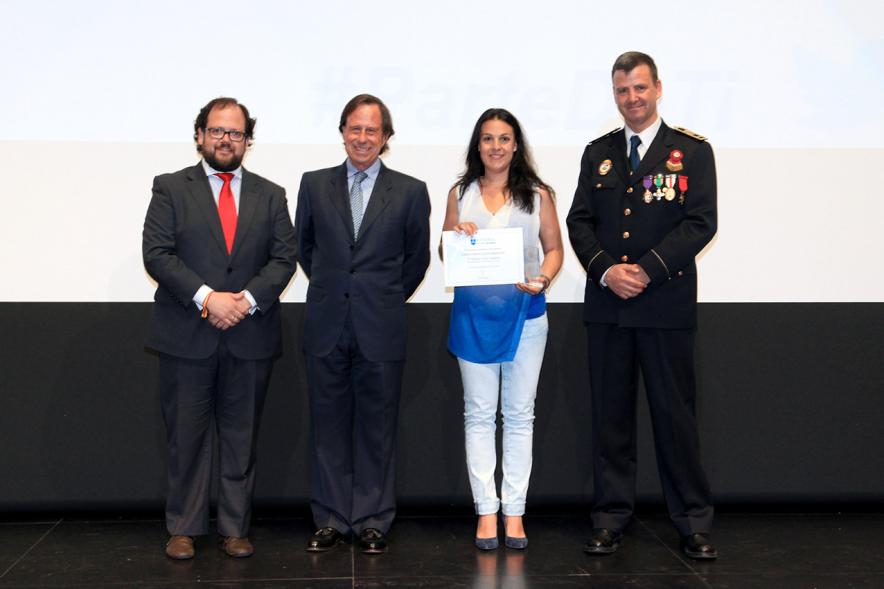 Festividad de San Juan de la Policía Local - El alcalde García de Vinuesa y otras autoridades en el escenario con una galardonada.