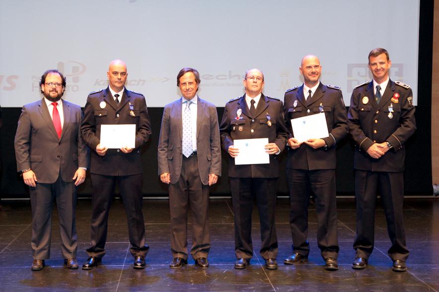 Celebración de San Juan Día de la Policía - Policías premiados con  las autoridades.