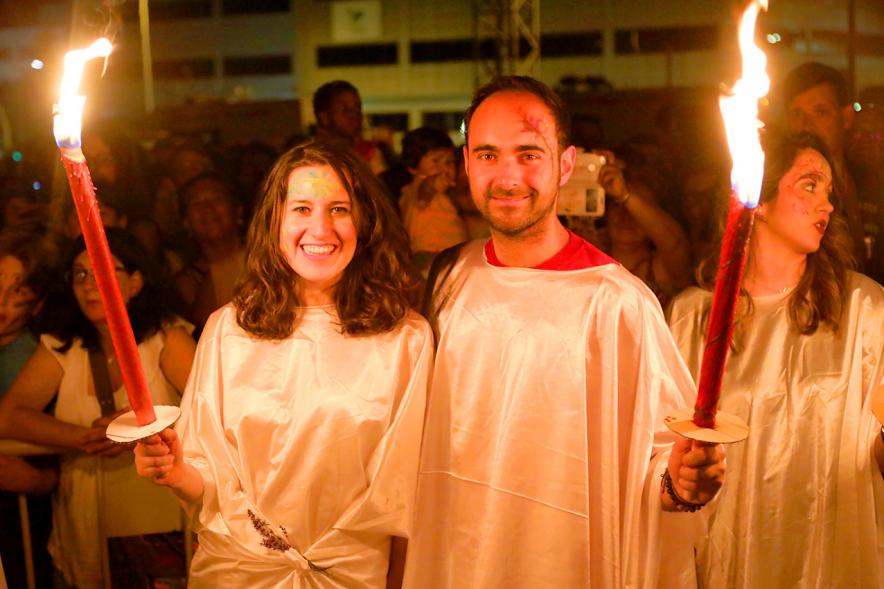 Noche de San Juan 2018 - Actividades y Hoguera de San Juan - Imagen de personas disfrazadas realizando el desfile de antorchas.
