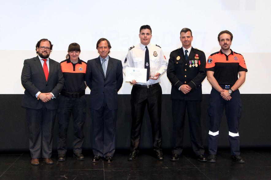 Festividad de San Juan de la Policía Local - El alcalde García de Vinuesa y otras autoridades en el escenario con un galardonado.