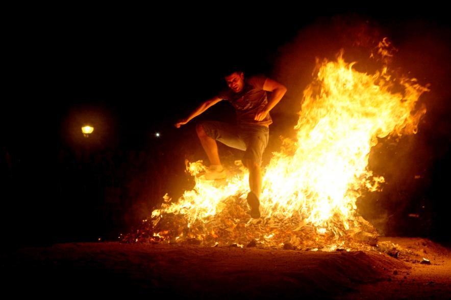 Noche de San Juan 2016 - Personas saltando la hoguera de San Juan.