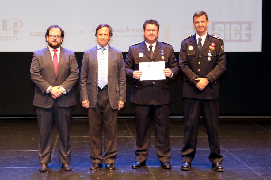 Celebración de San Juan Día de la Policía - Policías premiados con  las autoridades.