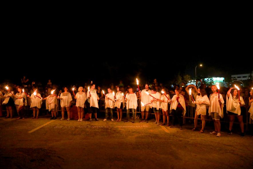 Noche de San Juan 2018 - Actividades y Hoguera de San Juan - Imagen de personas disfrazadas realizando el desfile de antorchas.