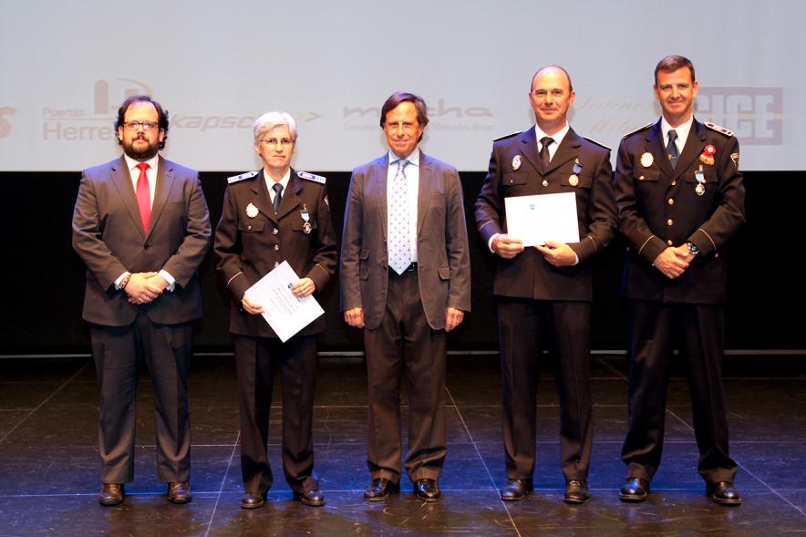 Celebración de San Juan Día de la Policía - Policías premiados con  las autoridades.