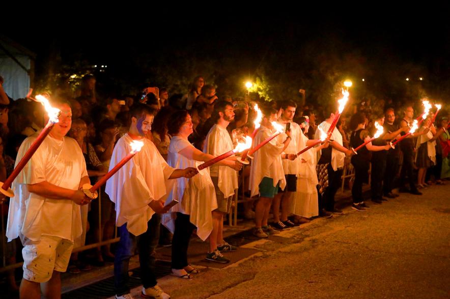 Noche de San Juan 2018 - Actividades y Hoguera de San Juan - Imagen de personas disfrazadas realizando el desfile de antorchas.