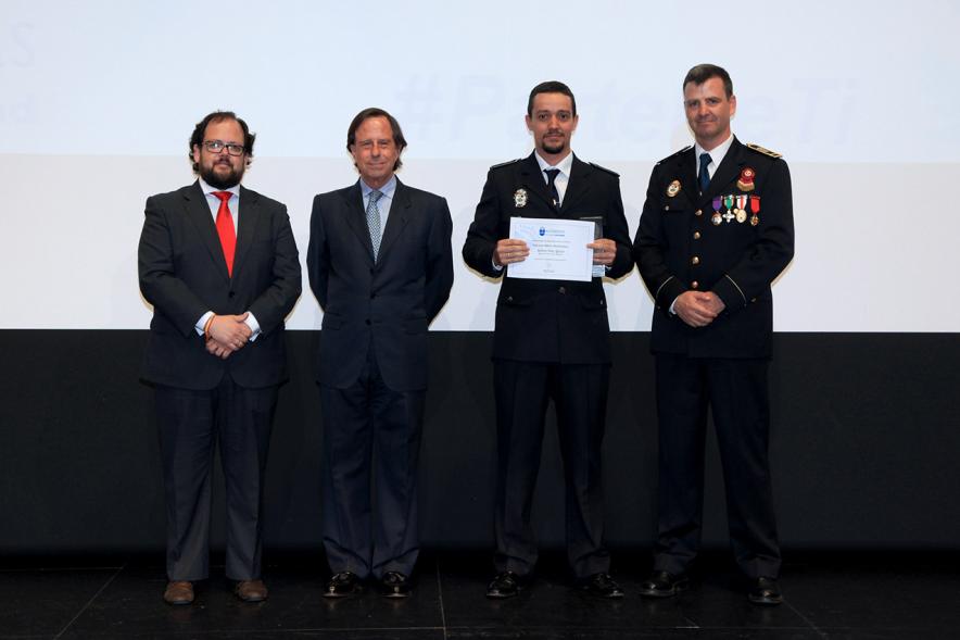 Festividad de San Juan de la Policía Local - El alcalde García de Vinuesa y otras autoridades en el escenario con un galardonado.