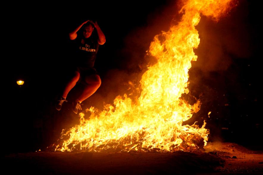 Noche de San Juan 2016 - Persona saltando la hoguera de San Juan.