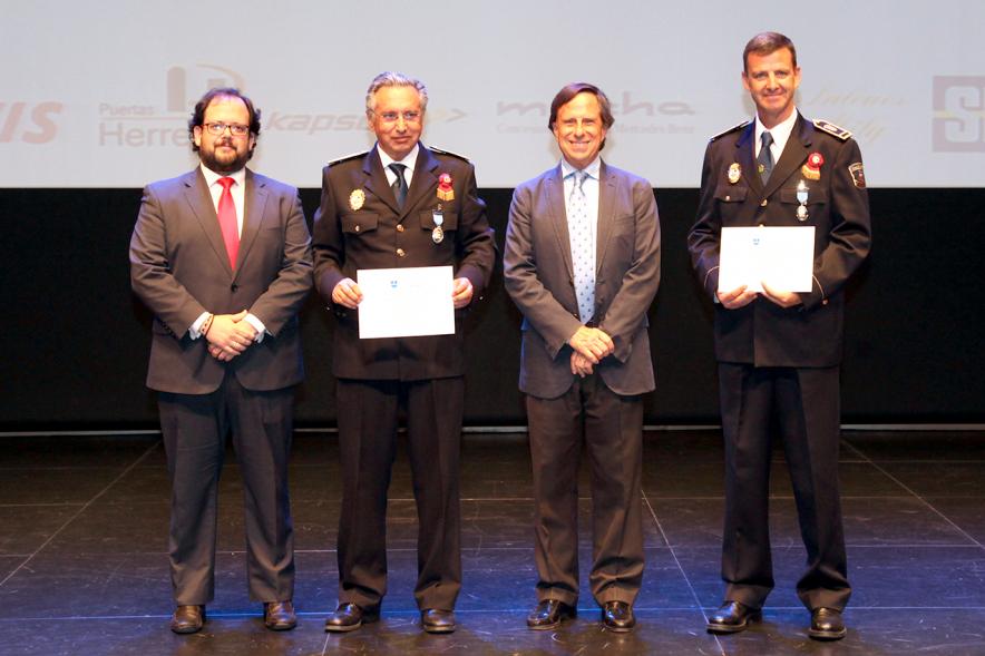 Celebración de San Juan Día de la Policía - Policías premiados con  las autoridades.