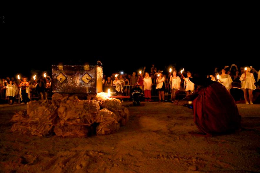 Noche de San Juan 2018 - Actividades y Hoguera de San Juan - Imagen de personas disfrazadas realizando el desfile de antorchas.