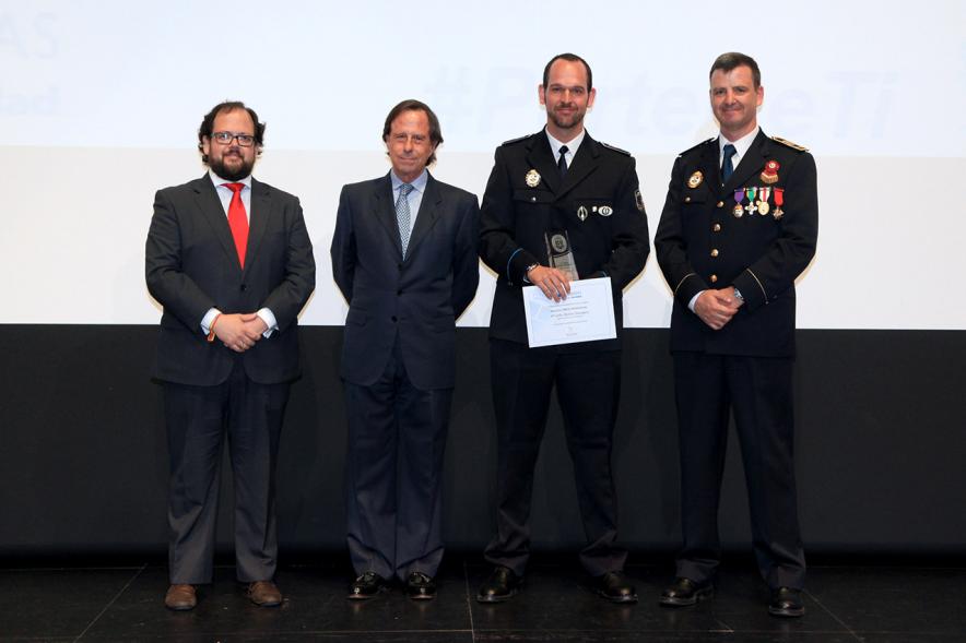 Festividad de San Juan de la Policía Local - El alcalde García de Vinuesa y otras autoridades en el escenario con un galardonado.