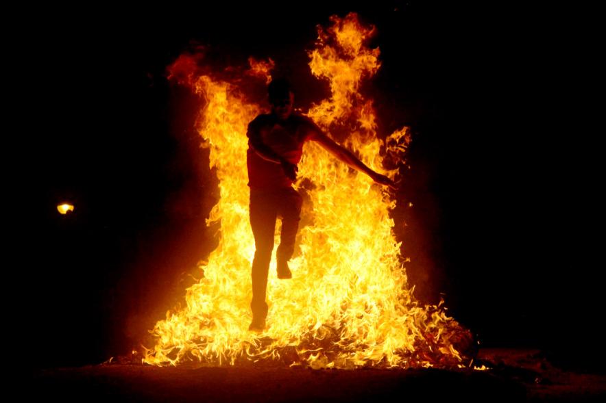 Noche de San Juan 2016 - Persona saltando la hoguera de San Juan.