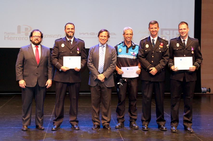 Celebración de San Juan Día de la Policía - Policías premiados con  las autoridades.