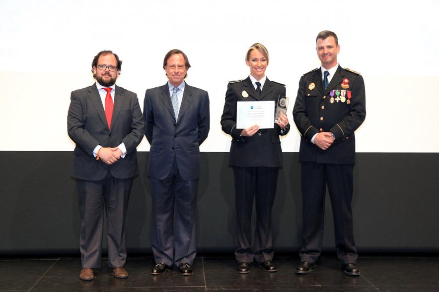 Festividad de San Juan de la Policía Local - El alcalde García de Vinuesa y otras autoridades en el escenario con un galardonado.