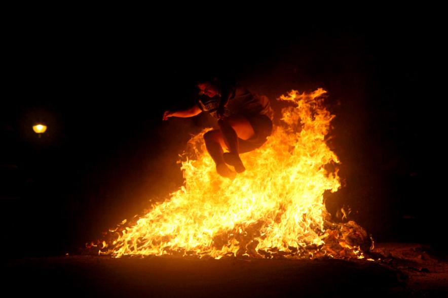 Noche de San Juan 2016 - Persona saltando la hoguera de San Juan.