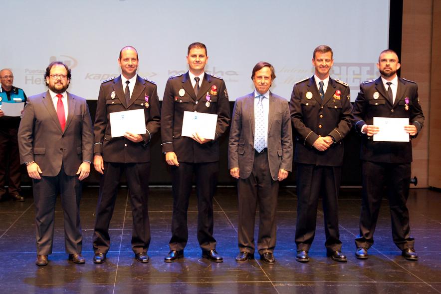 Celebración de San Juan Día de la Policía - Policías premiados con  las autoridades.