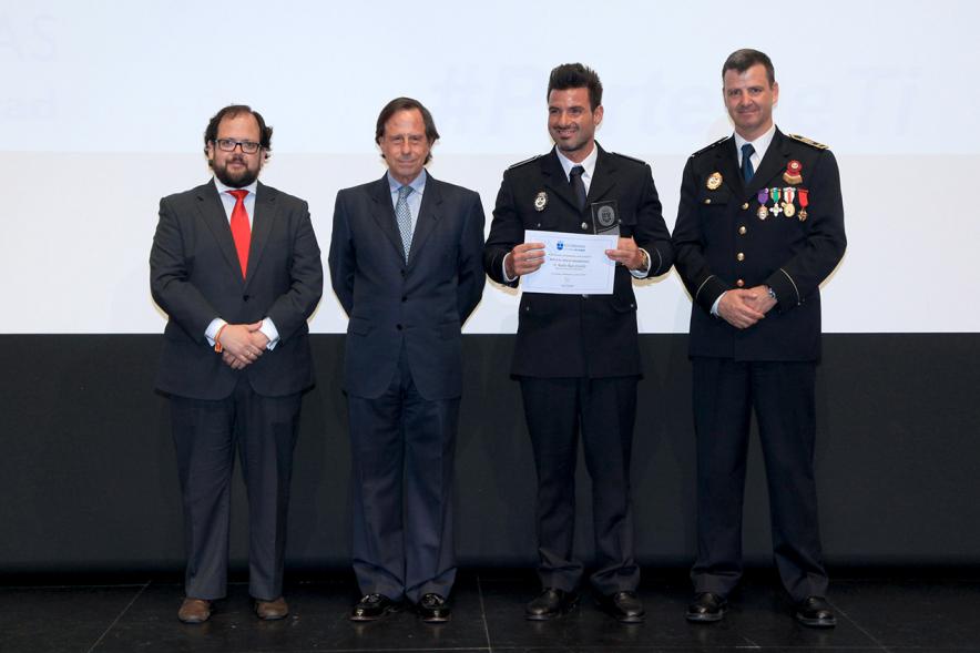 Festividad de San Juan de la Policía Local - El alcalde García de Vinuesa y otras autoridades en el escenario con un galardonado.