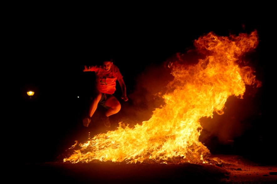 Noche de San Juan 2016 - Persona saltando la hoguera de San Juan.