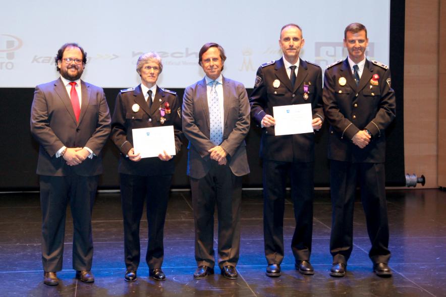 Celebración de San Juan Día de la Policía - Policías premiados con  las autoridades.