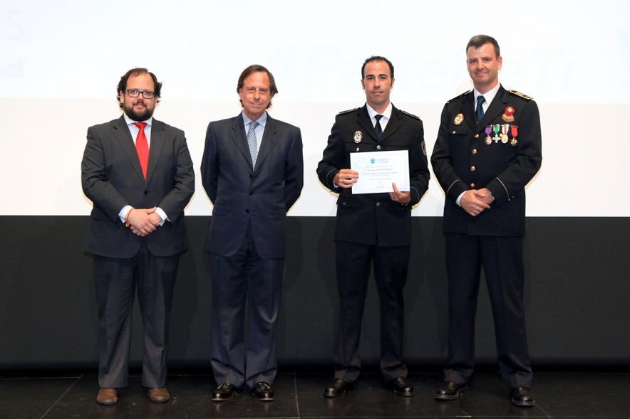 Festividad de San Juan de la Policía Local - El alcalde García de Vinuesa y otras autoridades en el escenario con un galardonado.