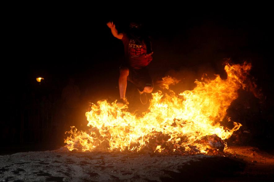 Noche de San Juan 2016 - Persona saltando la hoguera de San Juan.