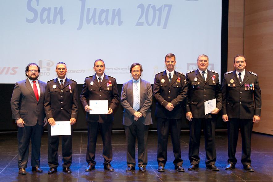 Celebración de San Juan Día de la Policía - Policías premiados con  las autoridades.
